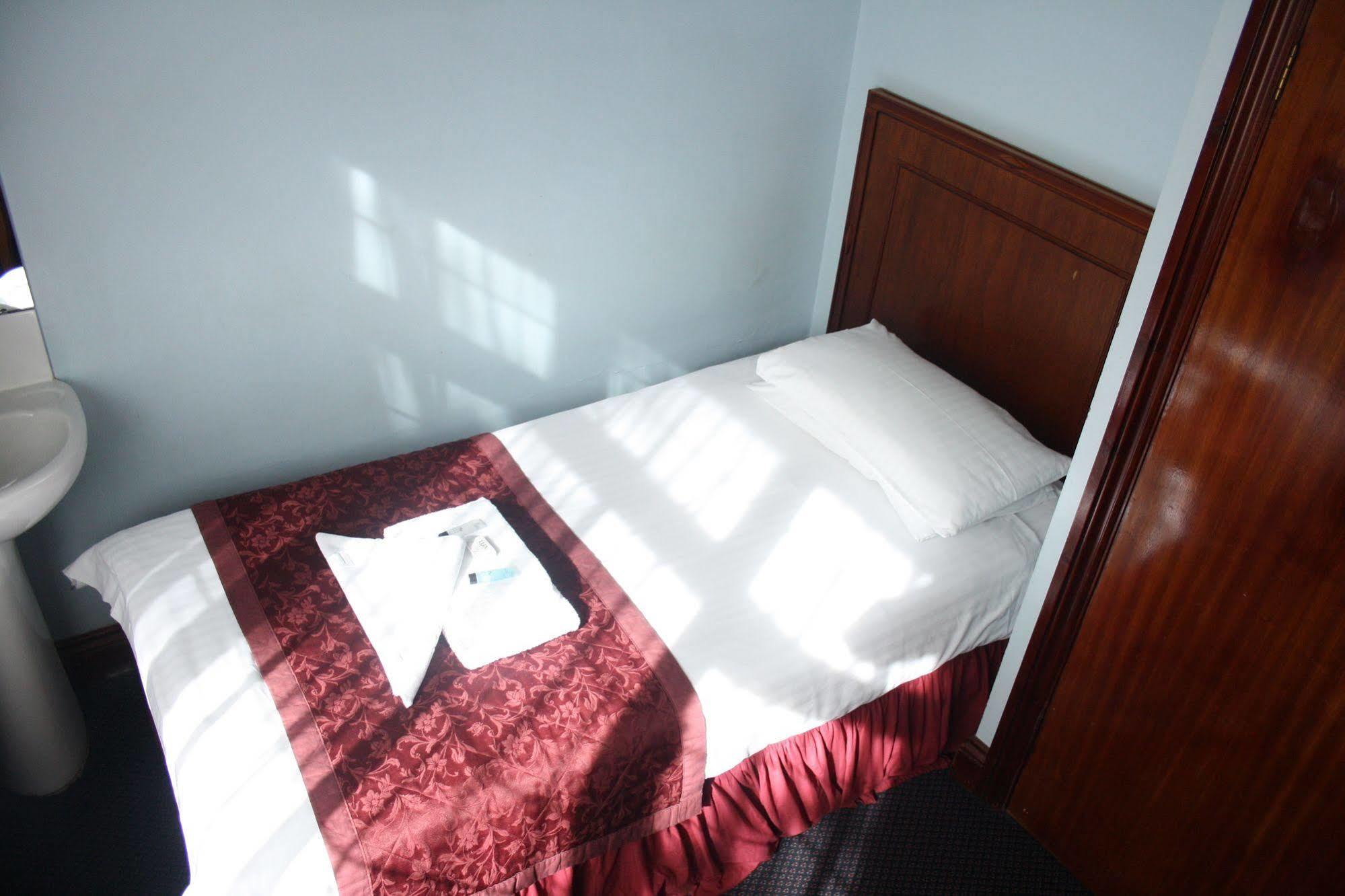 Kings Paget Hotel West Drayton  Екстериор снимка